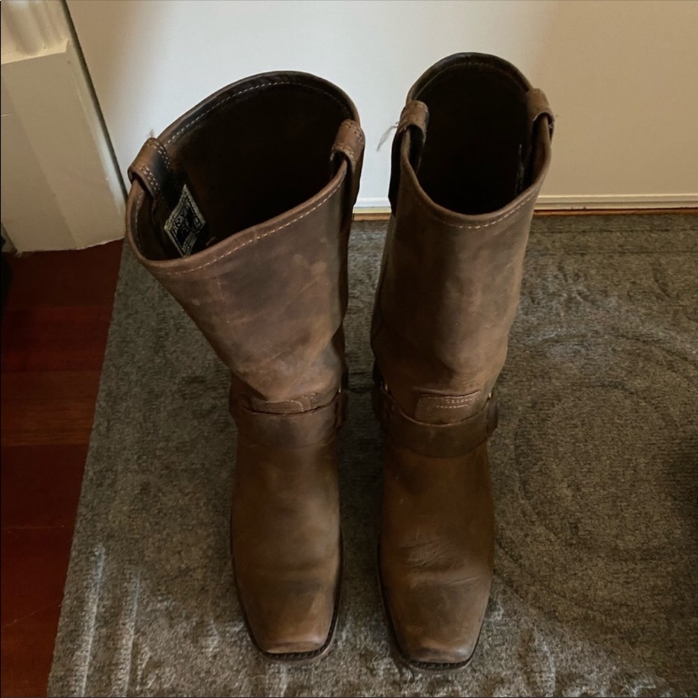 FRYE BROWN HARNESS BOOT. SIZE 8.